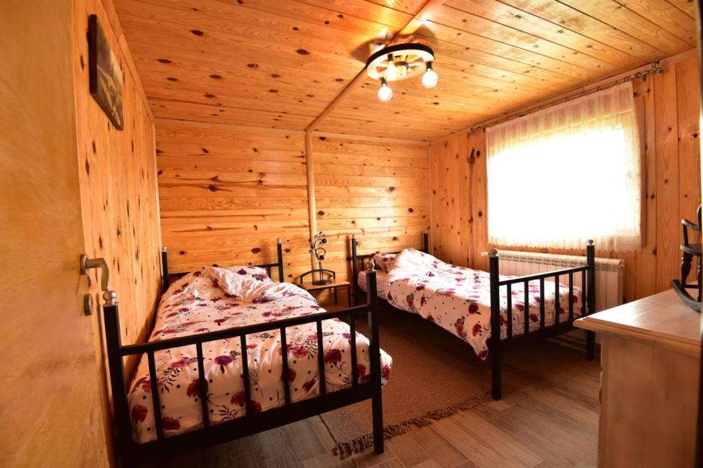 Postel nebo postele na pokoji v ubytování Kucica od drveta 1