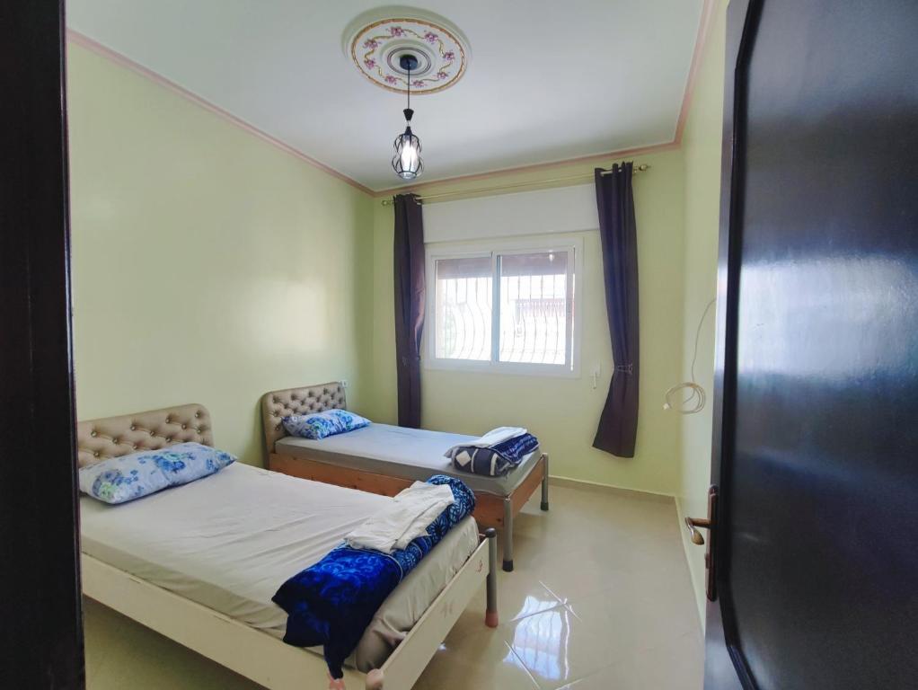 A bed or beds in a room at Appartement Meublé Avec 3 Façades Dans Une Zone Calme