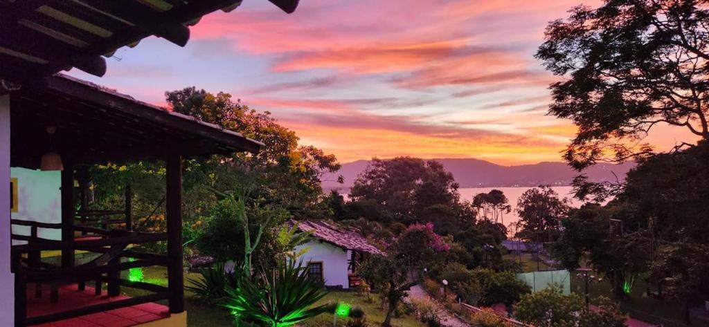 Blick auf den Sonnenuntergang von einem Haus aus in der Unterkunft Cabanas Praia Mole Florianopolis in Florianópolis