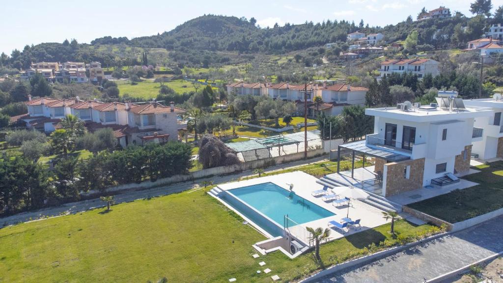 een luchtfoto van een huis met een zwembad bij Villa Azul - Pool, Garden, BBQ in Pefkochori