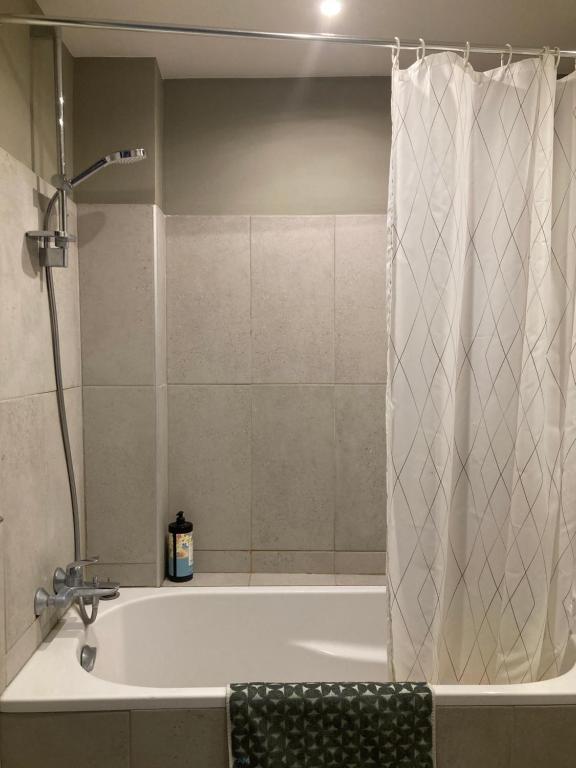 Koupelna v ubytování Only for ladies!! Comfortable shared homestay, Nice west cosy flat with balcony, near airport, train, beach, public transport, supermarket