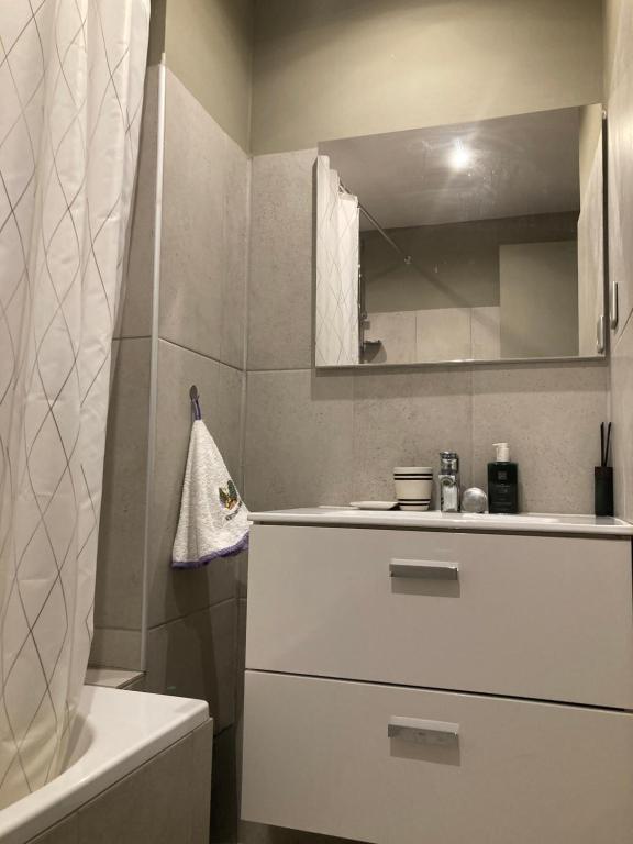 Koupelna v ubytování Only for ladies!! Comfortable shared homestay, Nice west cosy flat with balcony, near airport, train, beach, public transport, supermarket