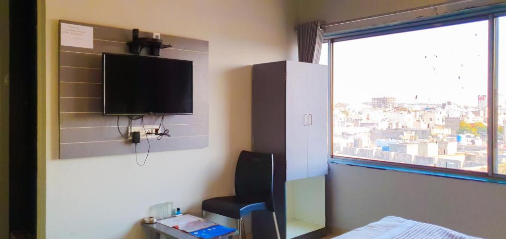 TV a/nebo společenská místnost v ubytování Nova Hotel New Crossroad