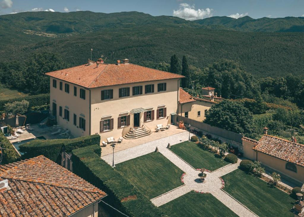 z góry widok na duży dom z dziedzińcem w obiekcie Villa Erbaia Relais de Charme w mieście Barberino di Mugello