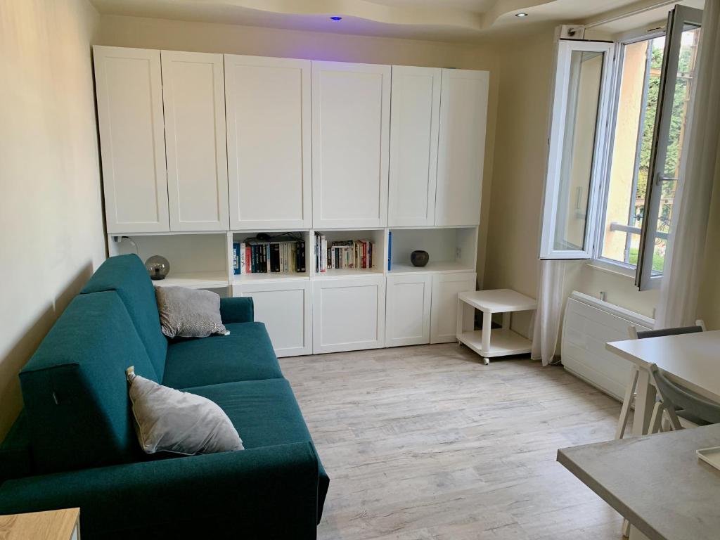- un salon avec un canapé vert et des placards blancs dans l'établissement Studio Hyper Centre - Idéal pour vos vacances ou voyage d'affaires, à Cannes