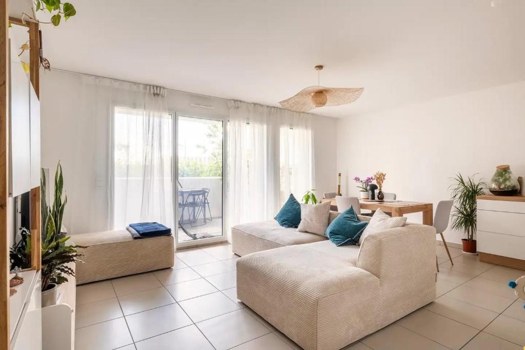 un salon avec deux canapés et une grande fenêtre dans l'établissement Cozy and charming centrally located apartment, à Lyon