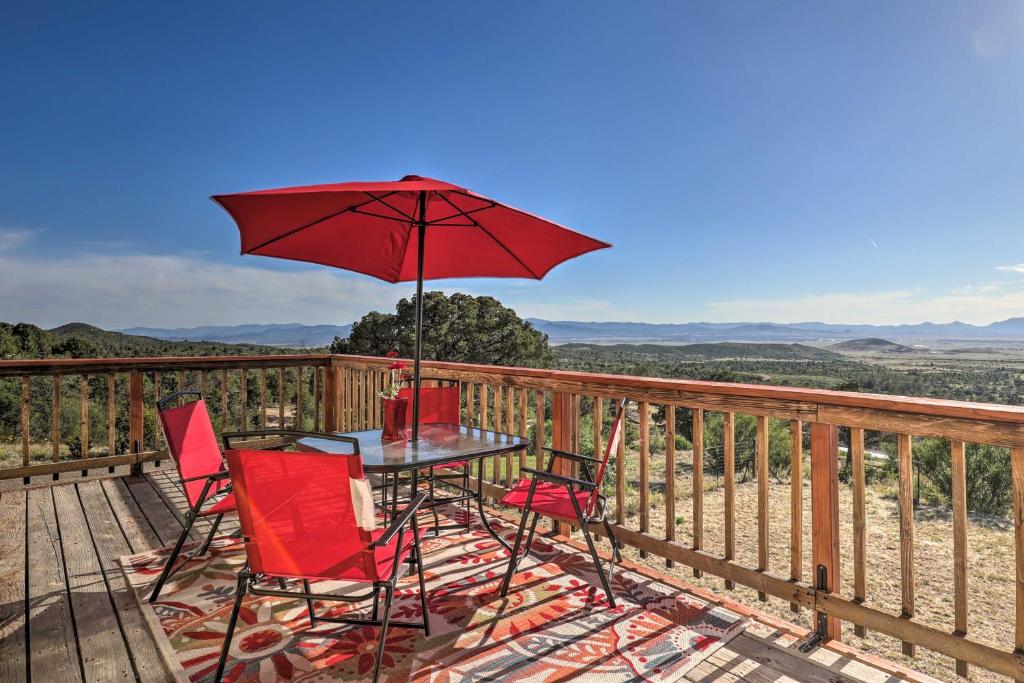 un tavolo e sedie su una terrazza con ombrellone di Pet-Friendly Mountaintop Retreat with Views and Sauna a Prescott Valley