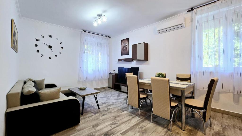 a living room with a table and a dining room at Apartament 3 camere Hd in Hunedoara