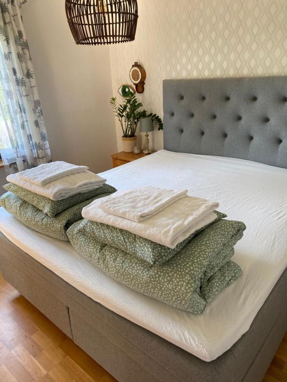 - un lit avec 2 couvertures et des oreillers dans l'établissement Eget hus i Vittjärv, à Boden