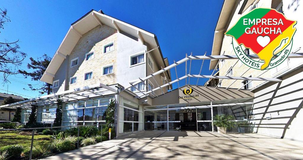 un edificio con un cartel en la parte delantera en Sky Premium Hotel Gramado - Ótima Localização, en Gramado