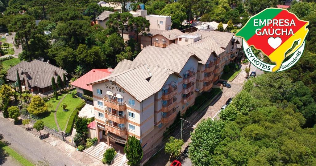 uma vista superior de uma casa com um edifício em Sky Ville Hotel Canela em Canela