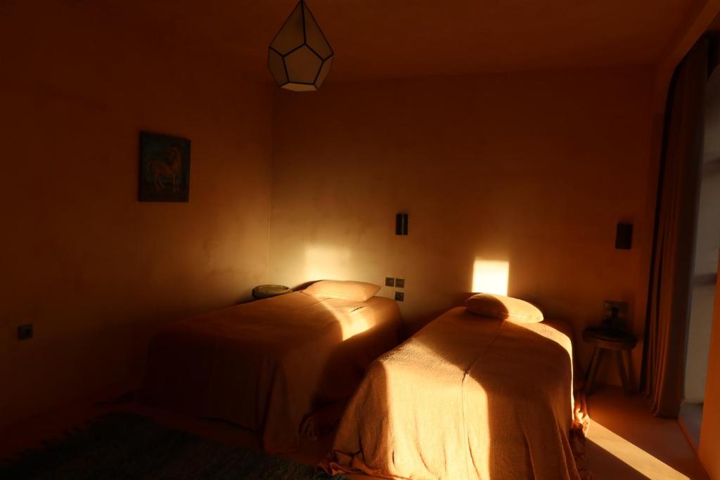 Postel nebo postele na pokoji v ubytování Life Gallery Hotel & Spa