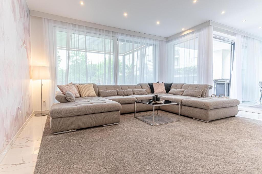 Posezení v ubytování Luxury Vienna 6BR Villa with Private Pool & Sauna - Pets allowed