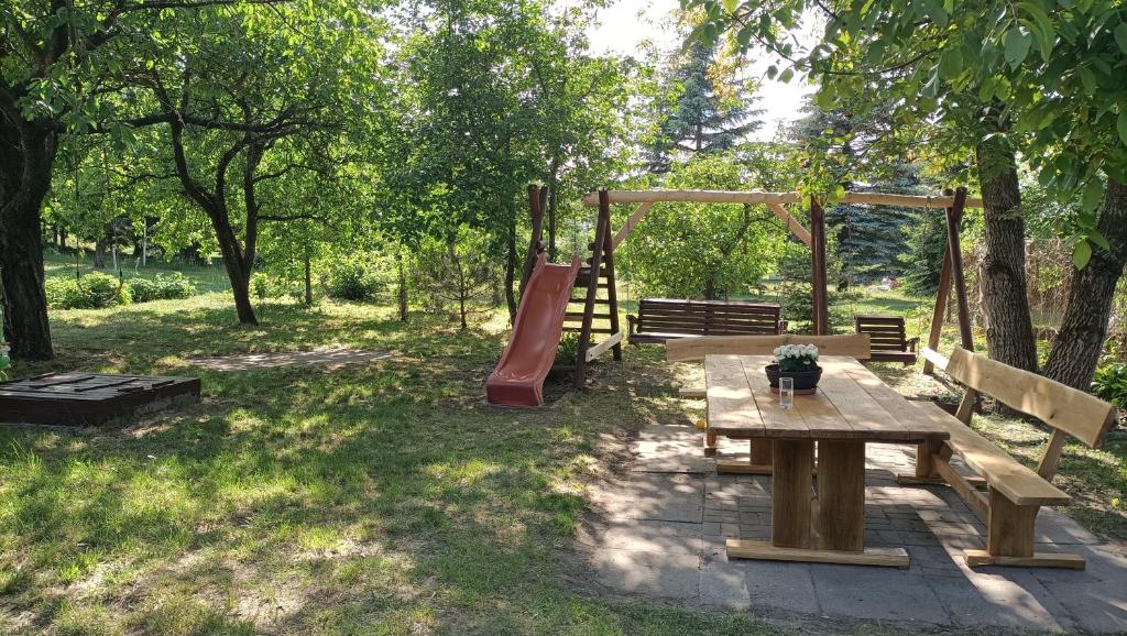 park ze stołem piknikowym i placem zabaw w obiekcie Noclegi w Dolinie Drwęcy w mieście Kurzętnik