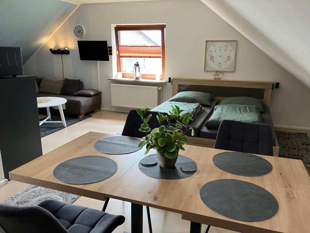 sala de estar con mesa y sofá en Ferienzimmer-Wohnung in der Nähe von Hamburg mit eigener Küche und eigenem Bad mit Dusche, en Horst