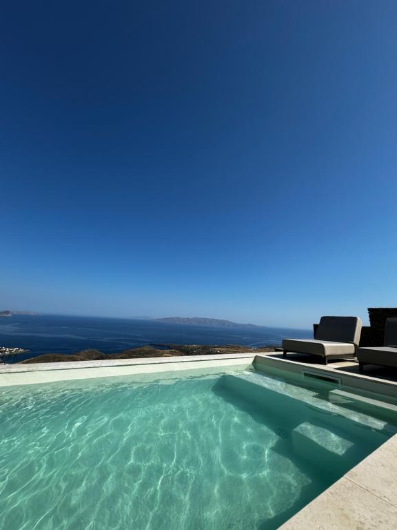 een zwembad in een huis met uitzicht op de oceaan bij Thermyes Villas 3 in Kithnos