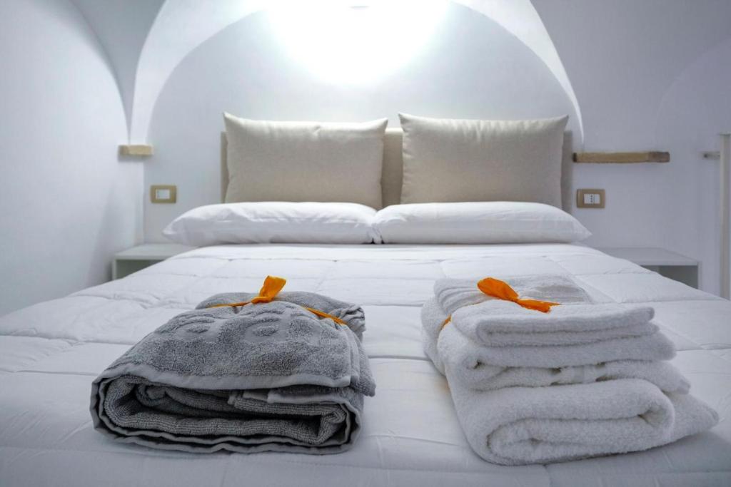 Un dormitorio con una cama con toallas. en La tua casetta, en Ascoli Piceno