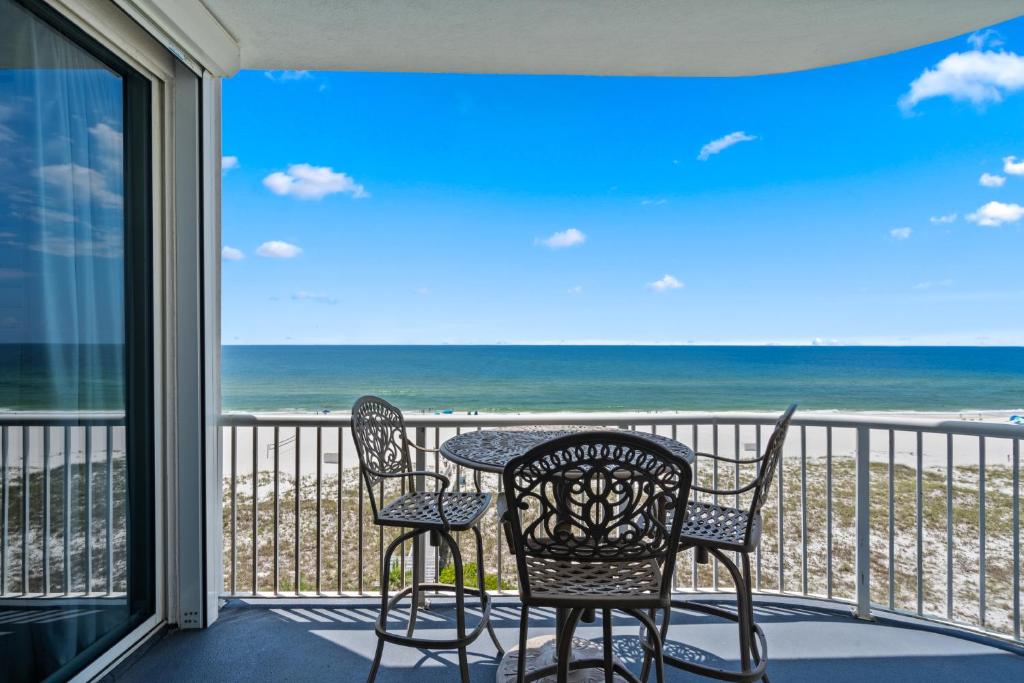 - Balcón con mesa y sillas y vistas a la playa en Spanish Key Unit 506, en Pensacola