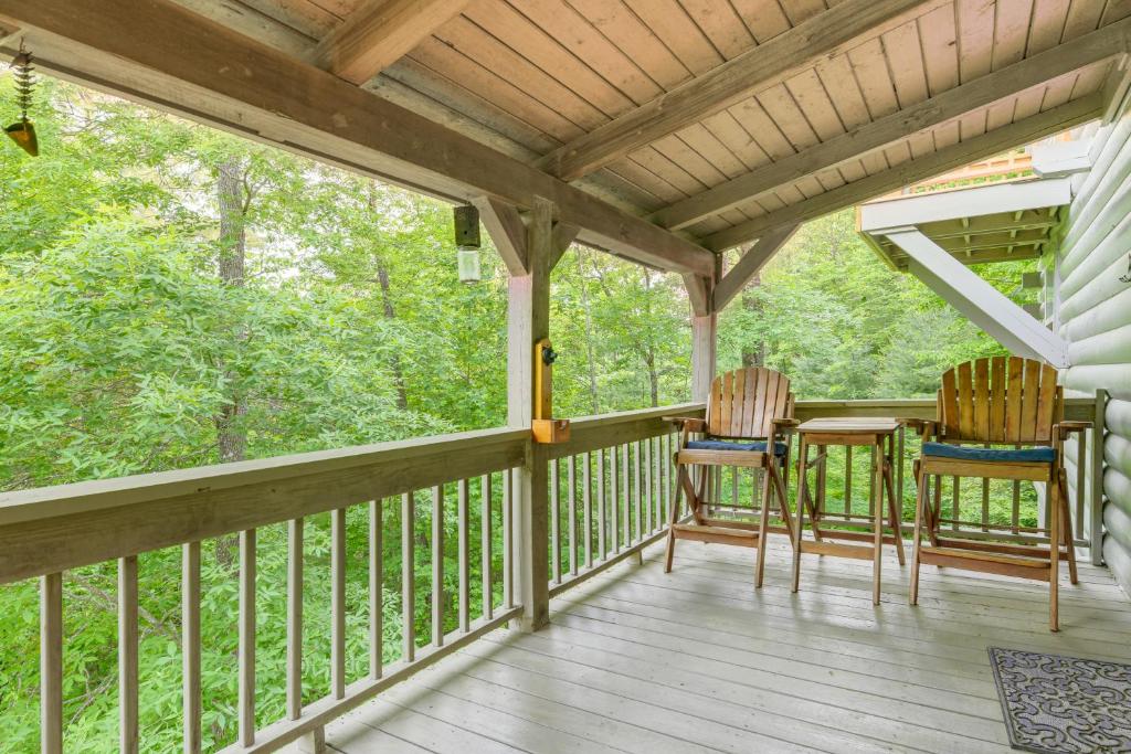 un porche con 2 sillas y una mesa en Smoky Mountain Log Cabin Close to Rafting!, en Hartford
