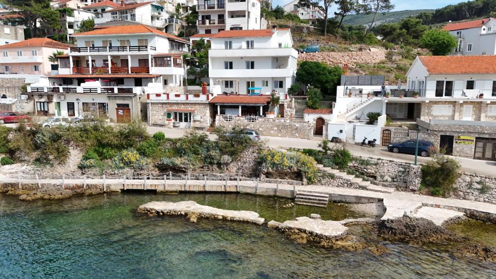 z góry widok na miasto z wodą w obiekcie Apartments Peronja Jelsa Seafront w mieście Jelsa