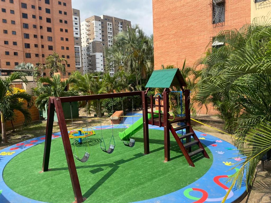 un parque infantil con tobogán y columpio en Apartamento Maracay Base Aragua en Maracay