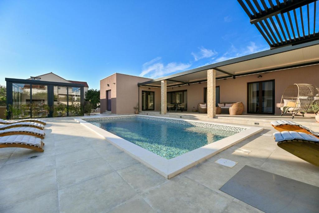 una piscina nel cortile di una casa di Skyfall a Bibinje (Bibigne)