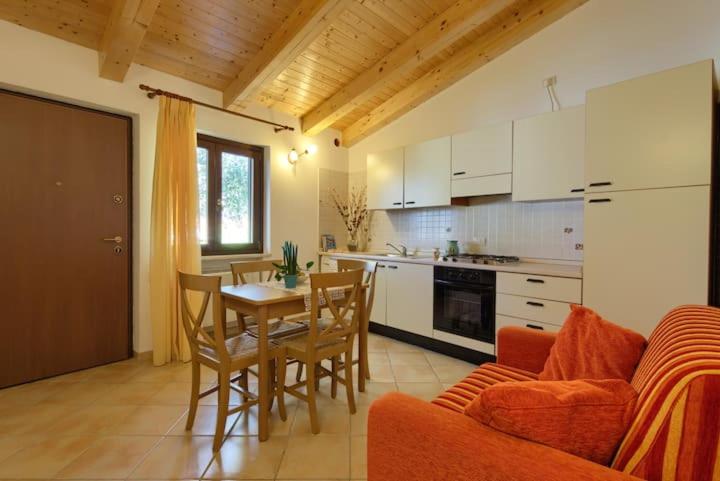 a kitchen and living room with a table and chairs at Casa Vacanze Dalisa Ulivo A con parcheggio in Tramonti