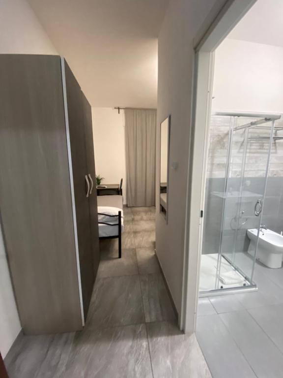 Łazienka z kabiną prysznicową i szklanymi drzwiami w obiekcie B&B FRONTEMARE San Salvo Marina CH w mieście San Salvo