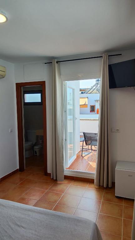 Televízia a/alebo spoločenská miestnosť v ubytovaní Hostal Jadraza