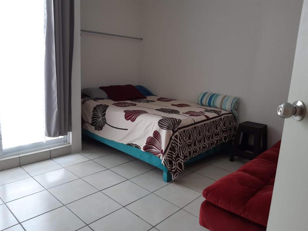 ein Schlafzimmer mit einem Bett in der Zimmerecke in der Unterkunft Casa Recidencial M&H in Emiliano Zapata