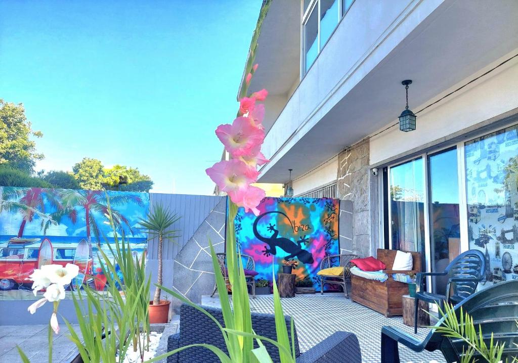 une terrasse avec des plantes et des fleurs dans une maison dans l'établissement Beach life Caparica, à Costa da Caparica