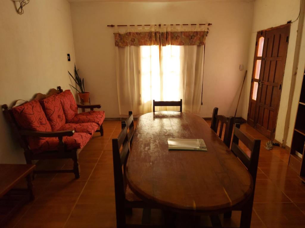 - un salon avec une table en bois et un canapé dans l'établissement Posada Chaupihuasi, à Villa Unión