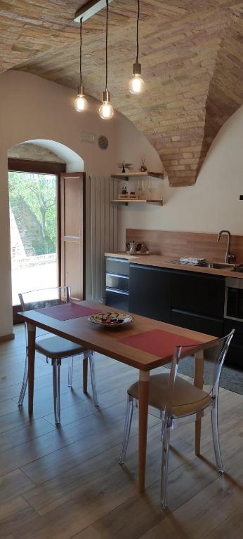a kitchen with a table and chairs in a room at Appartamento di Porta Maggiore in Cupra Marittima