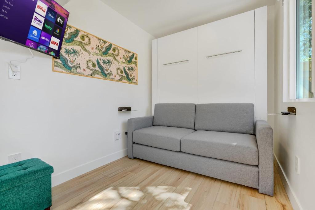 Posezení v ubytování Cargo Casita Shipping Container Tiny Home