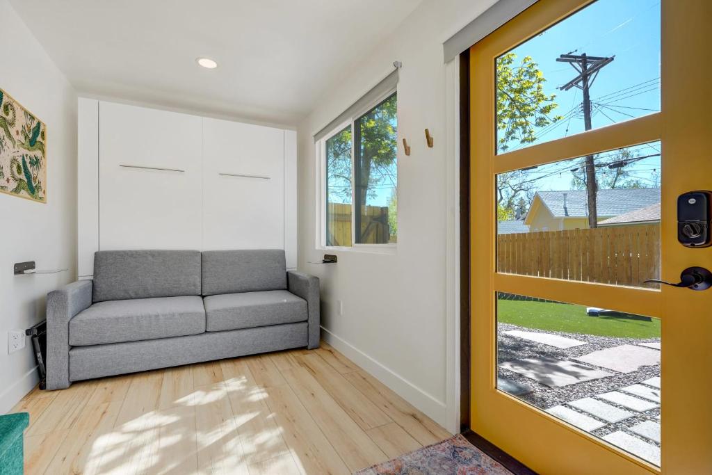 Posezení v ubytování Cargo Casita Shipping Container Tiny Home