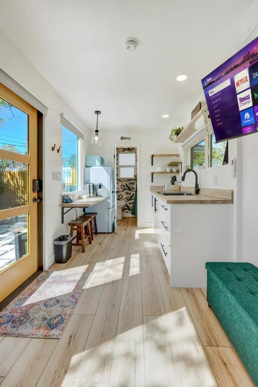Kuchyň nebo kuchyňský kout v ubytování Cargo Casita Shipping Container Tiny Home