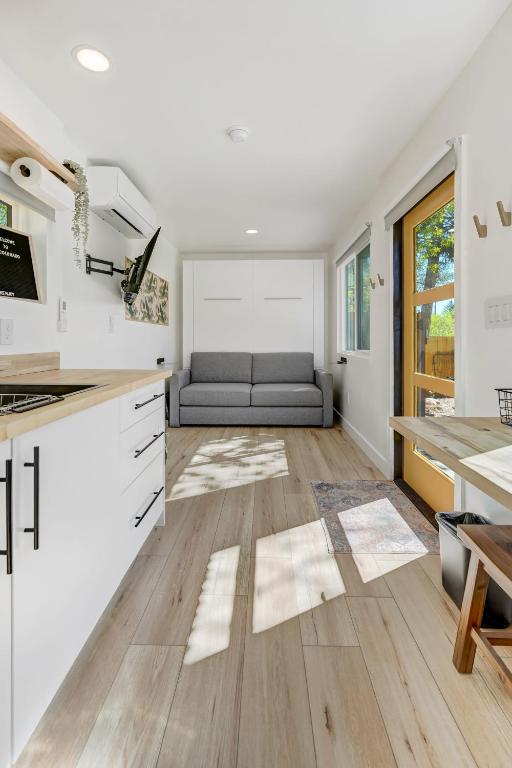 Kuchyň nebo kuchyňský kout v ubytování Cargo Casita Shipping Container Tiny Home