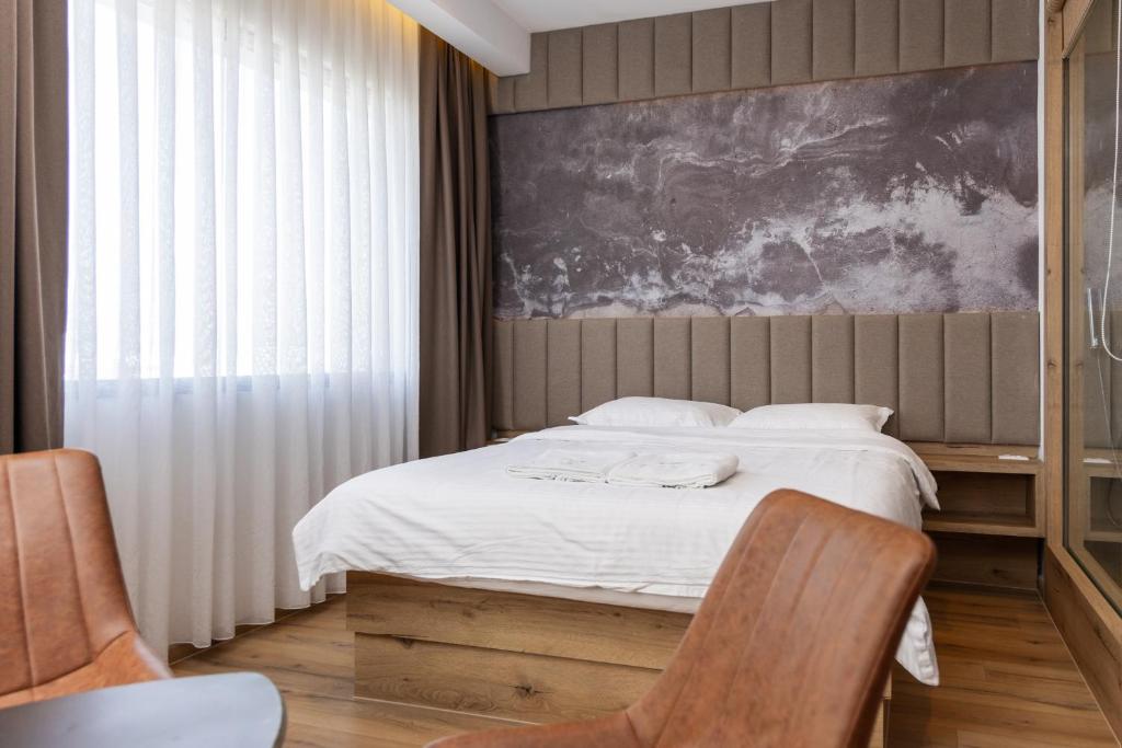 Postel nebo postele na pokoji v ubytování Roadside Hotel