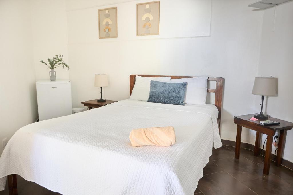 Postel nebo postele na pokoji v ubytování Perla de la Playa Beachfront Hotel