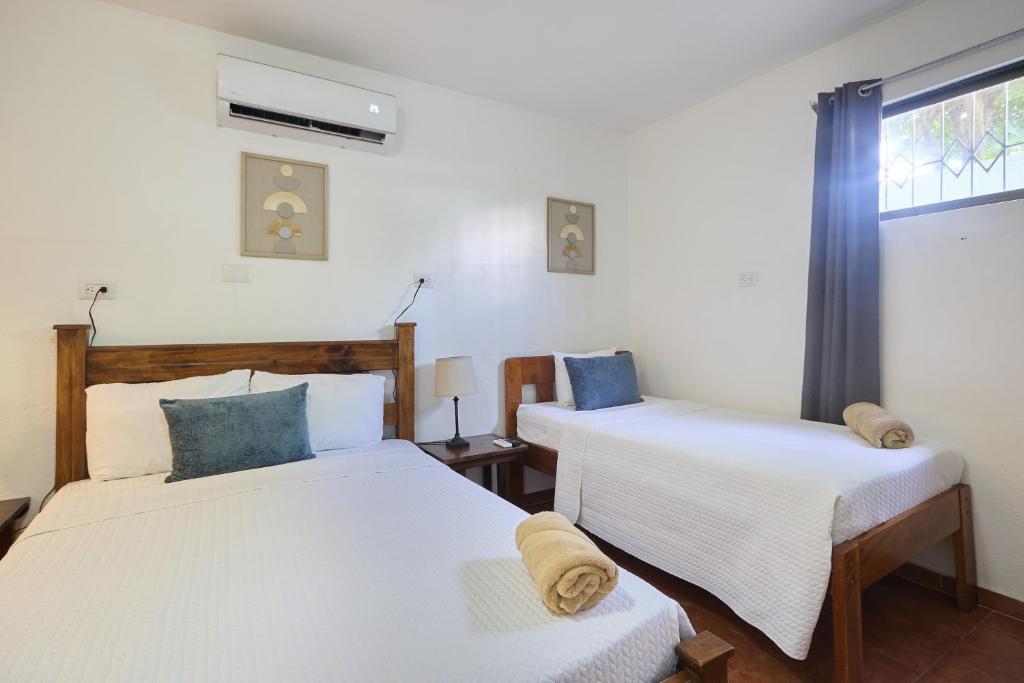 Postel nebo postele na pokoji v ubytování Perla de la Playa Beachfront Hotel