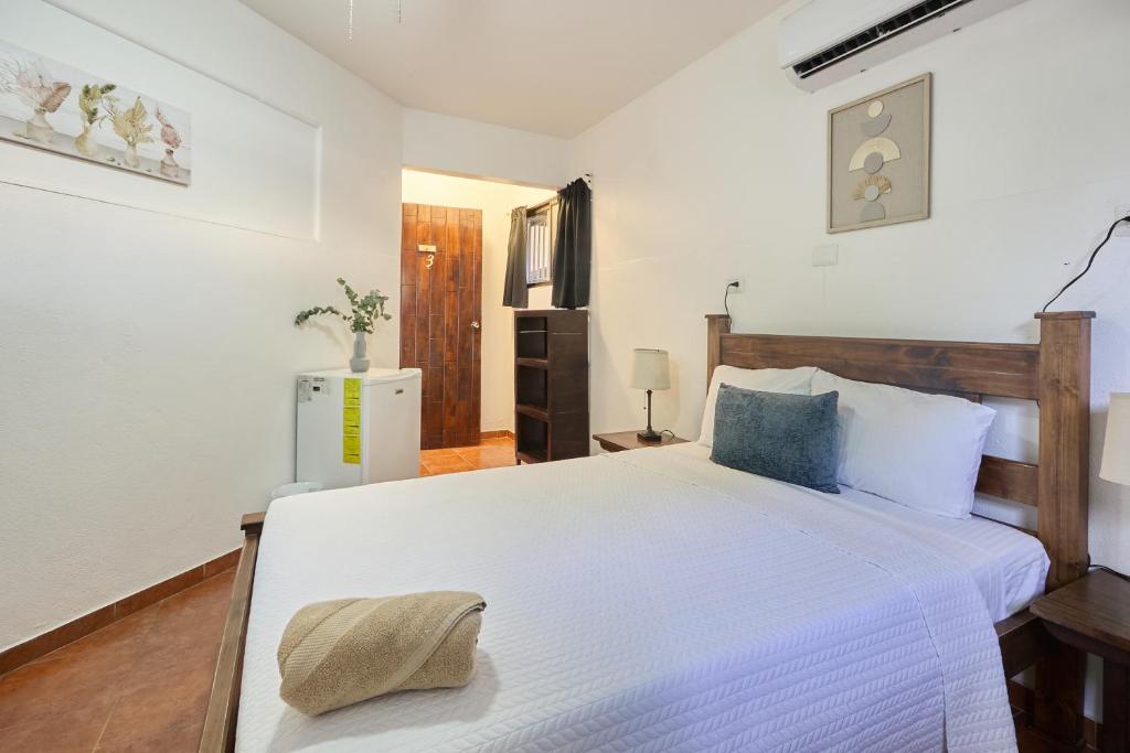 Postel nebo postele na pokoji v ubytování Perla de la Playa Beachfront Hotel