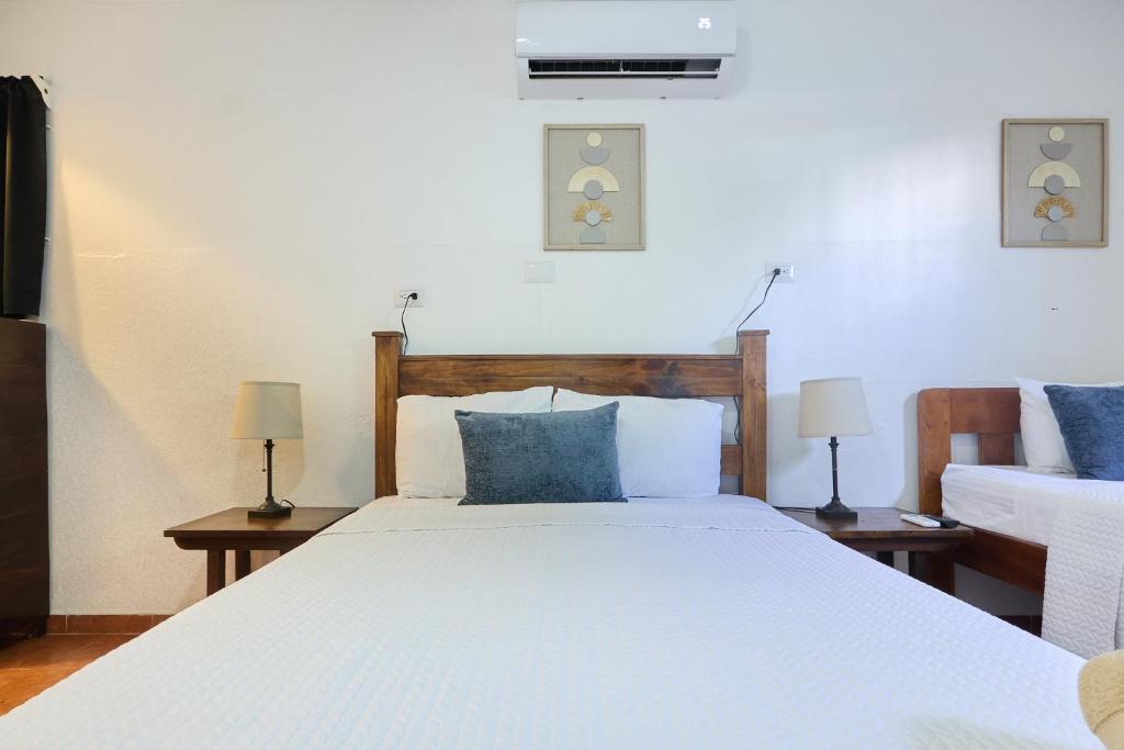 Postel nebo postele na pokoji v ubytování Perla de la Playa Beachfront Hotel
