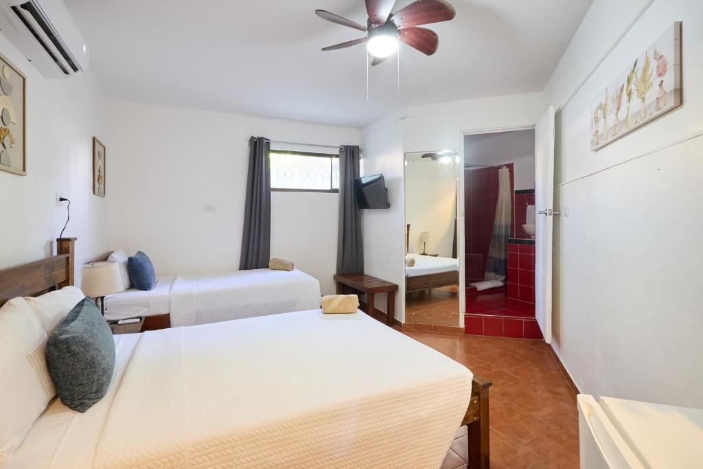 Postel nebo postele na pokoji v ubytování Perla de la Playa Beachfront Hotel