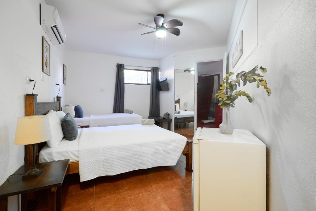 Postel nebo postele na pokoji v ubytování Perla de la Playa Beachfront Hotel