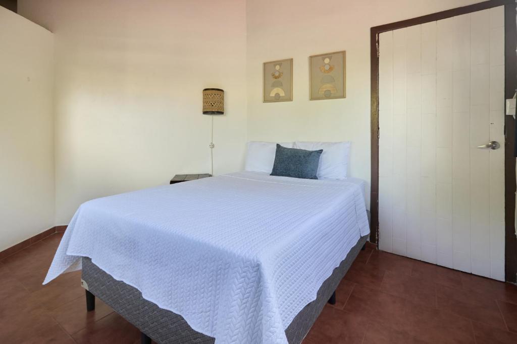 Postel nebo postele na pokoji v ubytování Perla de la Playa Beachfront Hotel