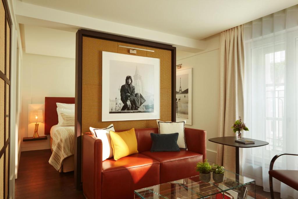 パリにあるホテル ラ ヴィラ サン ジェルマン デ プレのリビングルーム(ソファ、ベッド付)