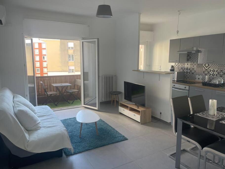 une cuisine et un salon avec un canapé et une table dans l'établissement Studio à deux pas de la plage, à Nice