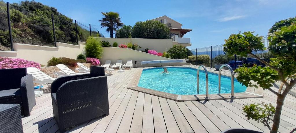 Bazén v ubytování Gîtes Sassone, vue panoramique sur Ajaccio et la mer nebo v jeho okolí