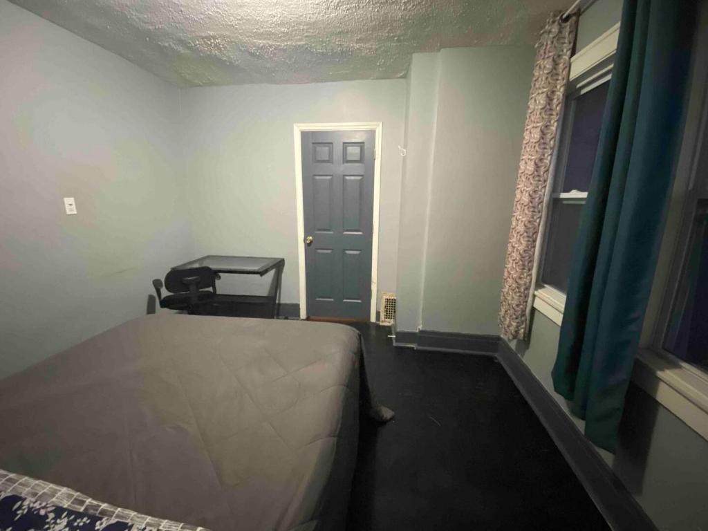 - une chambre avec un lit, une porte et une chaise dans l'établissement Mira Mesa Hideaway, à San Diego