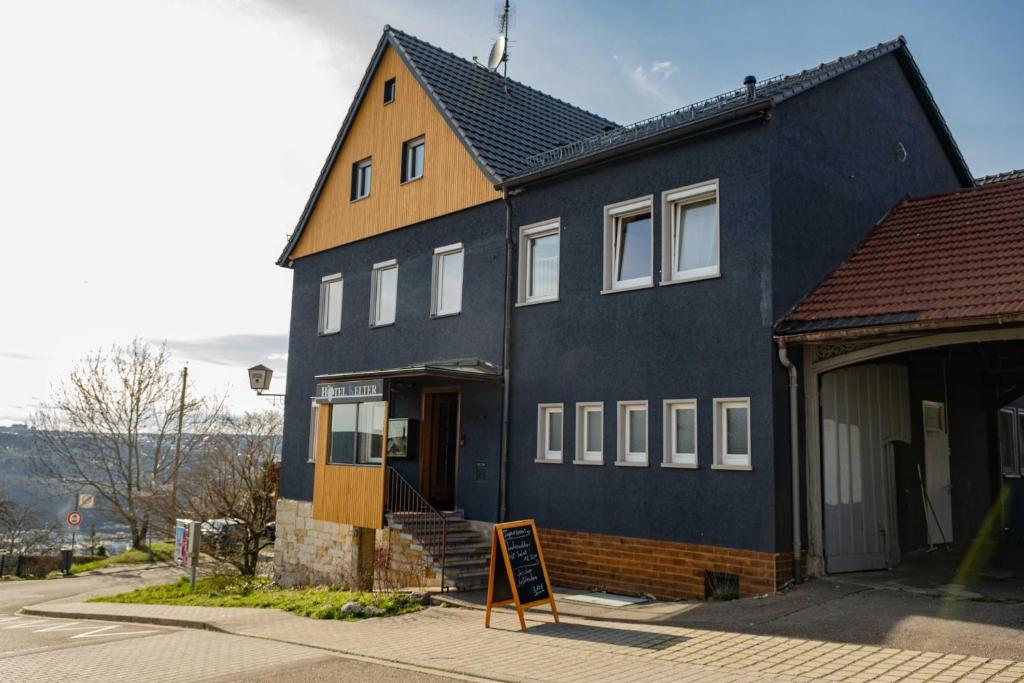 エスリンゲンにあるHotel-Restaurant Kelterの青い家